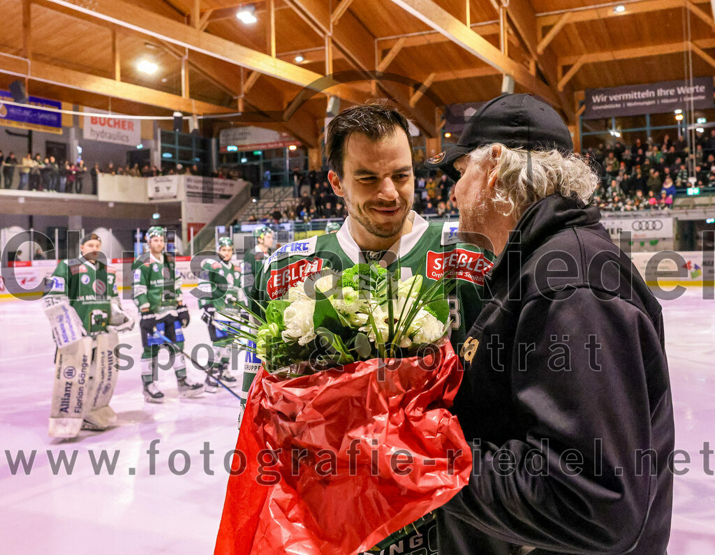 2024-02-02_005_TSV_Erding_gegen_ERSC_Amberg | Erding, Deutschland, 02.02.2024:
Eishockey, Bayernliga Vorrunde 2023 / 2024, 30. Spieltag, TSV Erding gegen ERSC Amberg, Endergebnis: 1:0

Daniel Krzizok (Erding Gladiators, #18)

Foto: Christian Riedel / fotografie-riedel.net
