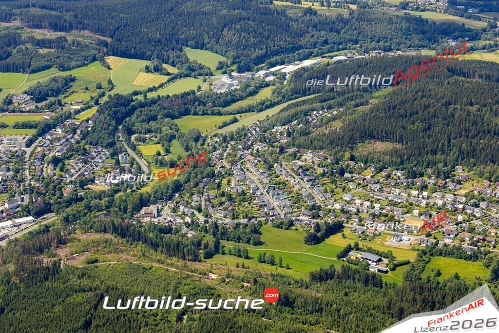 Das Luftbild zeigt : Froschgrün Naila - Die Luftaufnahme wurde 2024 vom UL-Flugzeug aus erstellt ( keine Drohne ) - Hochauflösende Luftaufnahme - Für grossformatige Ausdrucke geeignet. Die Geschenkidee !Mit Lizenz und Bildrechte bestellbar