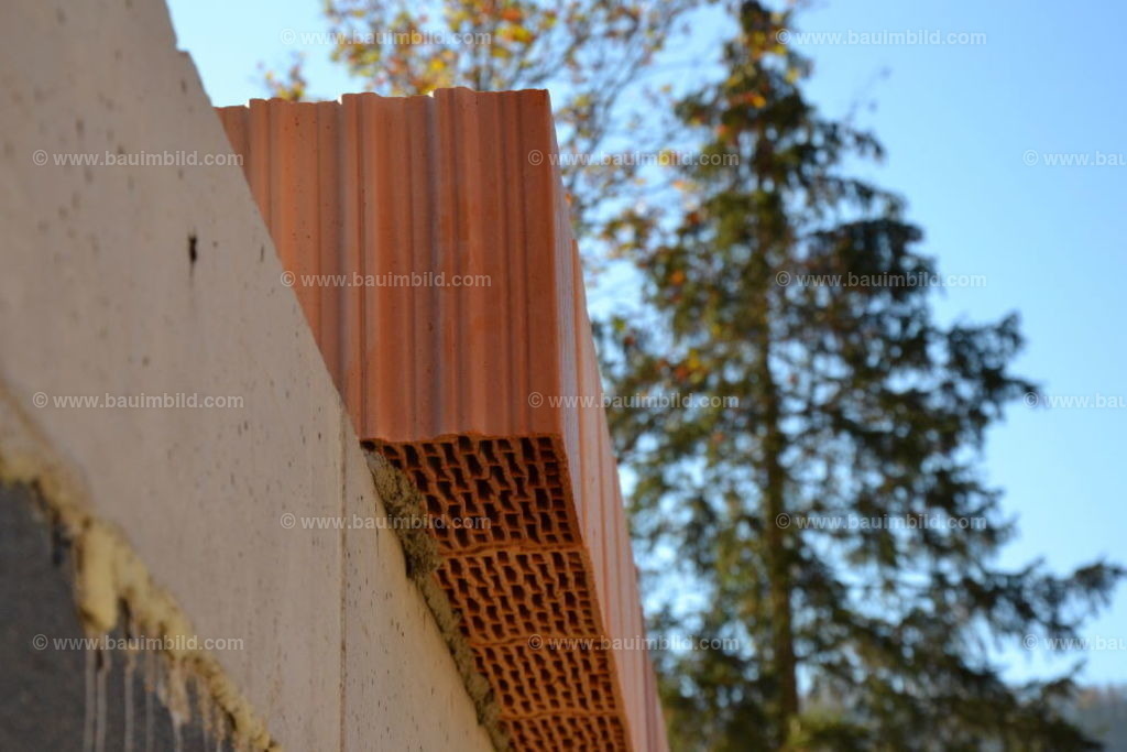 Ziegelmauerwerk mit Überstand für Außenwand | Erste Ziegelschar Kellerdecke für Außenmauerwerk mit Überstand