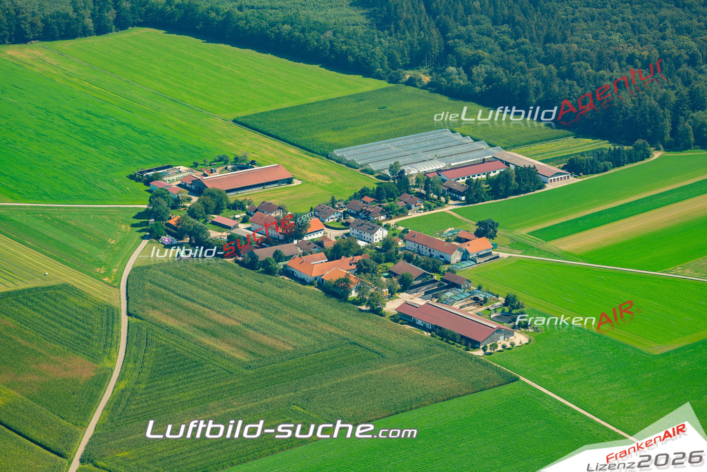 Das Luftbild zeigt : Oberasbach Anzing - Die Luftaufnahme wurde 2024 vom UL-Flugzeug aus erstellt ( keine Drohne ) - Hochauflösende Luftaufnahme - Für grossformatige Ausdrucke geeignet. Die Geschenkidee !Mit Lizenz und Bildrechte bestellbar