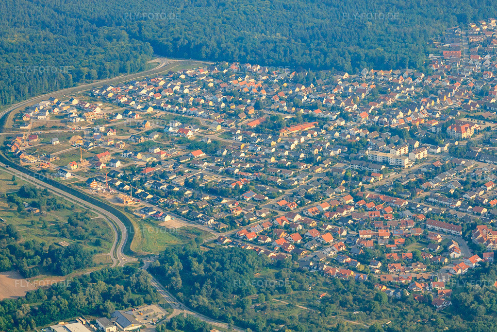 Luftbild: Stadtübersicht von Süden in Jockgrim im Bundesland Rheinland-Pfalz in Deutschland. Foto: IMG_52924.jpg vom 05.09.2012 durch Werner Riehm/FLY-FOTO.de