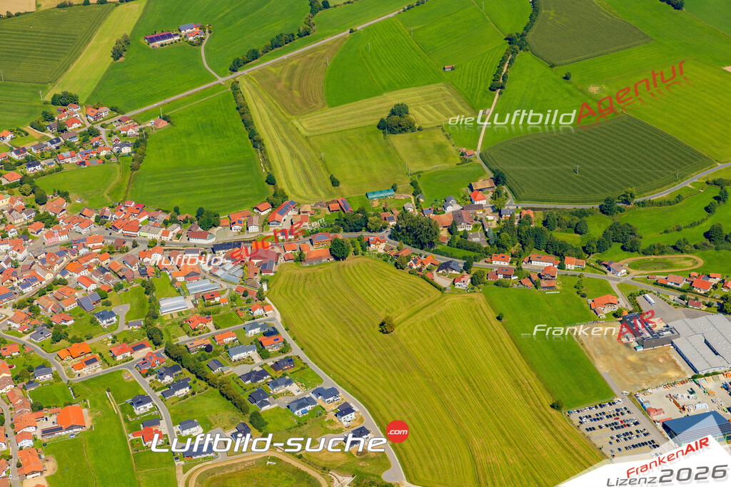Luftaufnahme von Neukirchen beim Heiligen Blut Vs Google Maps- Die Luftaufnahme wurde 2025 vom UL-Flugzeug heraus erstellt ( keine Drohne ) - Hochauflösende Luftaufnahme - für professionelle Ausdrucke geeignet. Die Geschenkidee !Mit Lizenz und Bildrechte bestellbar