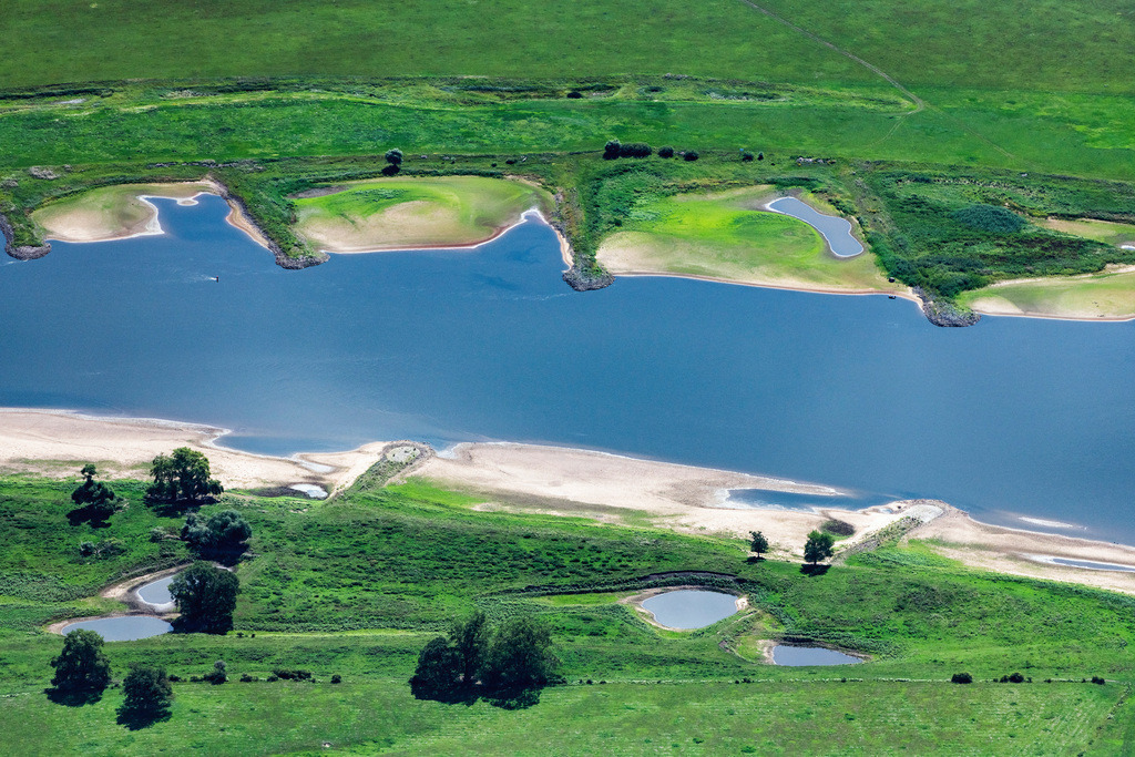 dr__0030209.jpg | WITTENBERGE 24.07.2019 Sand- Aufspülungen und Ablagerungen an der Buhnen- Landschaft der Uferbereiche der Elbe des Niedrigwasser- Pegels- Flussverlaufes in Wittenberge im Bundesland Brandenburg, Deutschland. // Groyne head of the of the River Elbe river course in Wittenberge in the state Brandenburg, Germany. Foto: Daniel Reiter