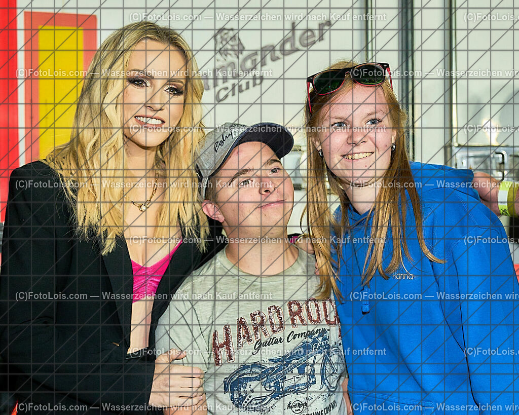 ALP8351_NASCHENWENG_Hollenstein_Fans | (C)FotoLois.com, Alois Spandl, Ankunft der Künstlerin, Backstage, Melissa NASCHENWENG auf BERGBAUERNTOUR beim KÖNIGSBERG OPEN AIR in Hollenstein, Sa 2. September 2023.