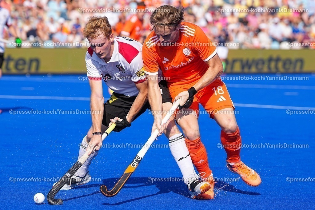 xydrx12082503010 | 12.08.2025, xydrx, Herren EuroHockey Championship 2025, Gruppenphase, Gruppe A, Niederlande - Österreich, Sparkassenpark Mönchengladbach: Bastian Valas (AUT #25) im Zweikampf gegen Oliver Hortensius (NED #18)