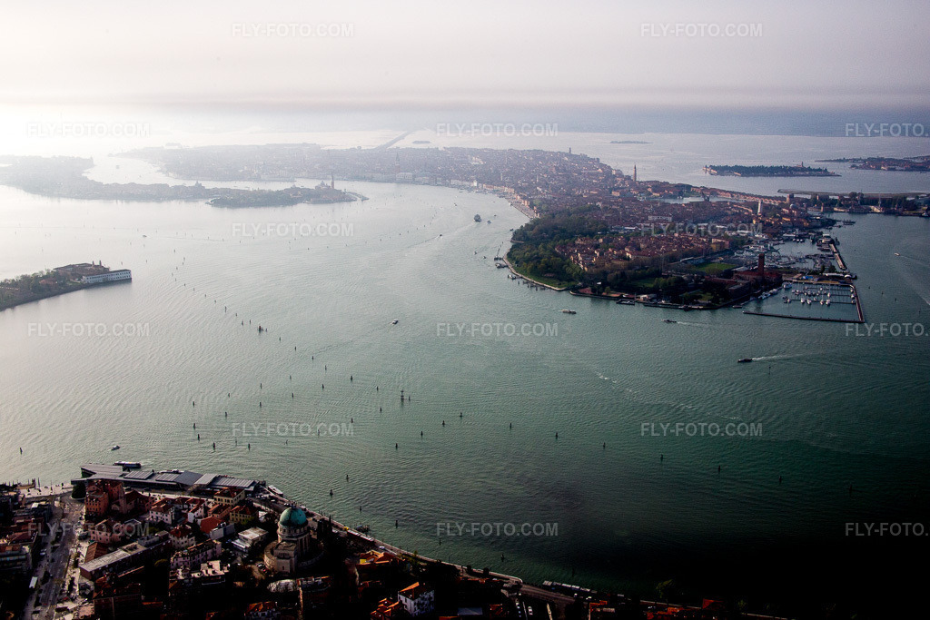 Aerial view: View of the town in Fossone d'Adige in the state Veneto, Italy. – Photo: IMG_087507.jpg taken on 04/06/2016 by Werner Riehm/FLY-FOTO.com – Resolution of the original: 5472 x 3648 px