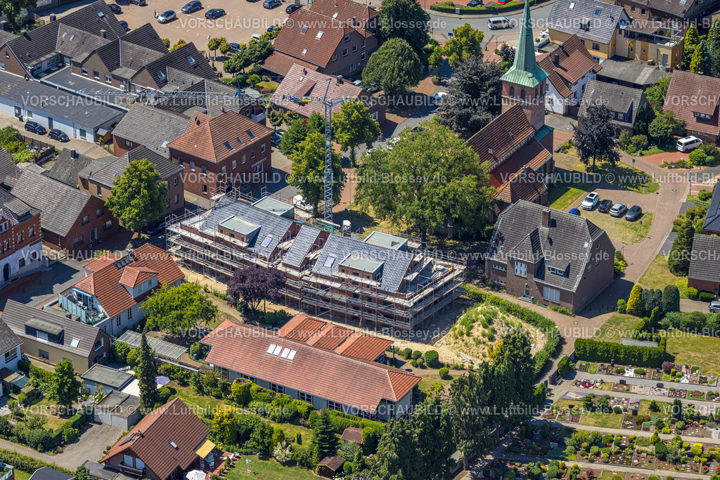 Huenxe220702663 | Luftbild, Dorfkirche Hünxe, dahinter Baustelle mit  Neubau eines Mehrfamilienhauses, Hünxe, Ruhrgebiet, Nordrhein-Westfalen, Deutschland