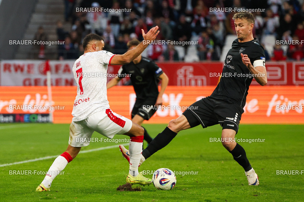 Rot-Weiss Essen - 1.Fc Schweinfurt | Essen, Deutschland, 02.11.2025 Ramien Safi  (Rot-Weiss Essen) mit Thomas Meißner (1.FC Schweinfurt)  im Kampf um den Ballwährend des 3.Liga Spiels zwischen  Rot-Weiss Essen und 1.Fc Schweinfurt am 02.11.2025 im Stadion an der Hafenstraße in Essen. (Foto von Timo Bluhmki-Schmidt/Brauer Fotoagentur