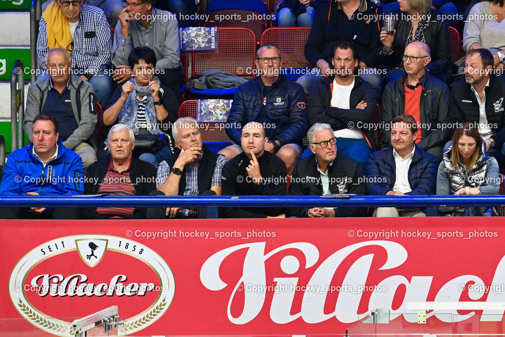 EC IDM Wärmepumpen VSV vs. HC Bozen 19.9.2023 | Villacher Stadtrat Erwin Baumann, EC VSV Team Arzt Dr. Helmuth Tscherpel , Villacher Bürgermeister Günther Albel, win2day icehockeyleague, EC IDM Wärmepumpen - HC Bozen  am 19.09.2023 in Villach (Stadhalle Villach), Austria, (Photo by Bernd Stefan)