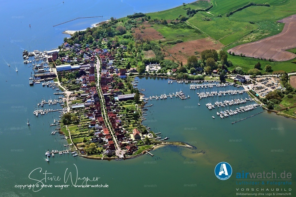 Luftbild Stadt Arnis - von 65 Familien aus dem benachbarten Kappeln gegründet, | Die Stadt wurde 1667 von 65 Familien aus dem benachbarten Kappeln gegründet, die sich weigerten, Leibeigene des Gutsherrn Detlef von Rumohr zu werden. Wirtschaftlich blühte Arnis im 19. Jahrhundert als Fischer- und Schifferort, mit über 1.000 Einwohnern und 88 Handelsschiffen. Der Ort erhielt 1866 den Status eines Fleckens und wurde am 1. Januar 1934 im Zuge der kommunalen Gleichschaltung unter den Nationalsozialisten zur Stadt erhoben.