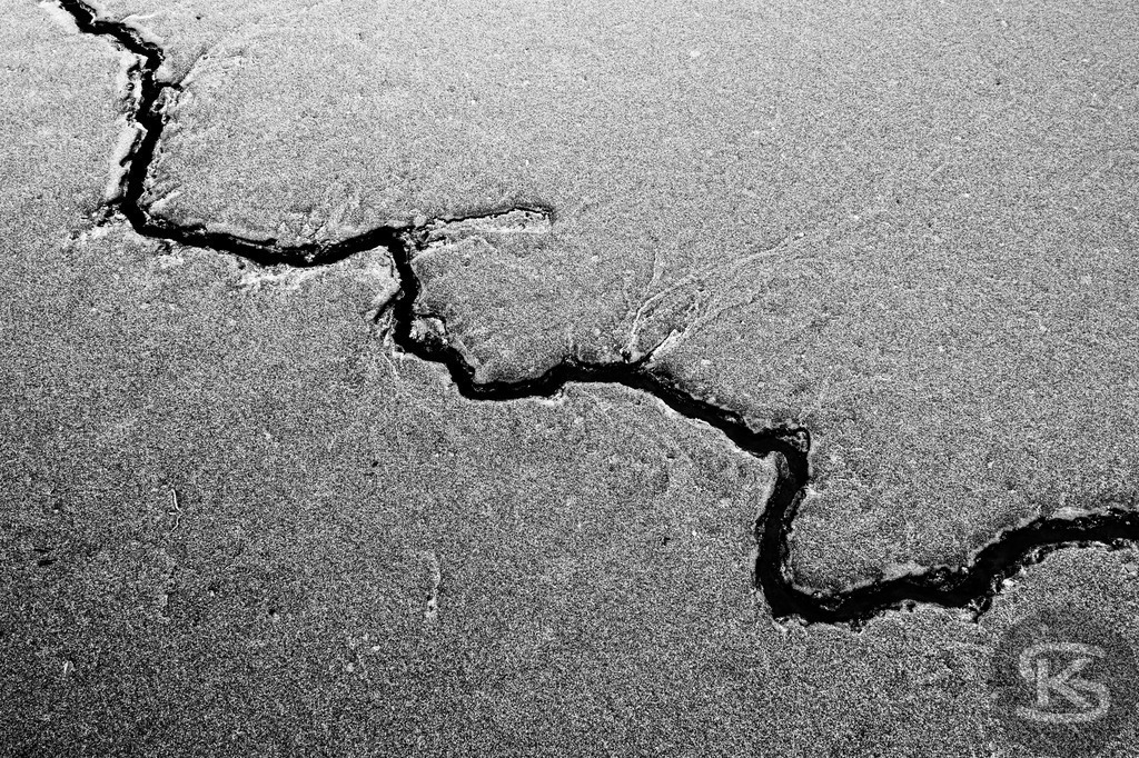 Ground Levels – Abstrakte Landschaften entwässerter Seen aus der Vogelperspektive | Ground Levels zeigt Drohnenaufnahmen entwässerter Seegründe, die zwischen Realität und Abstraktion oszillieren. Rinnsale, Pfützen und Muster verwandeln sich aus der Luft zu abstrakten Kompositionen – Fotokunst von Stefan Kuhn. - Realisiert mit Pictrs.com