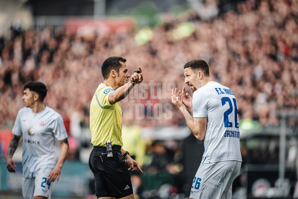 Fußball | Männer | Saison 2023/2024 | 2. Fußball-Bundesliga | 31. Spieltag | FC St. Pauli vs. FC Hansa Rostock | 26.04.2024 | Schiedsrichter Robert Hartmann und Janik Bachmann (#26, FC Hansa Rostock)
