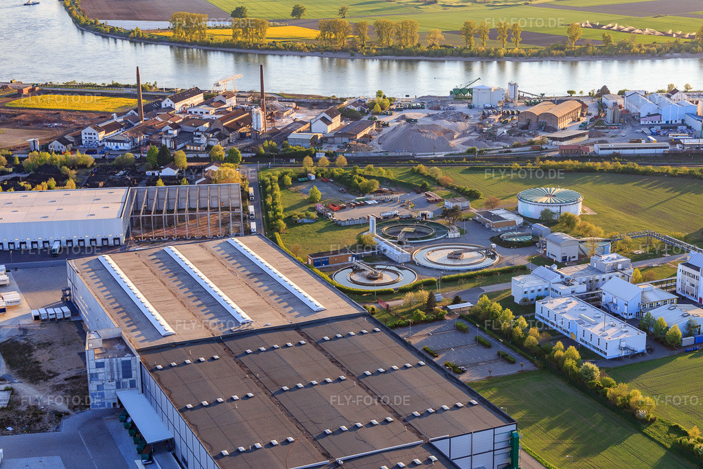 Luftbild: Industriegebiet Robert-Bunsen-Straße mit Hermes Fulfilment in Gernsheim im Bundesland Hessen in Deutschland. – Foto: IMG_077736.jpg vom 23.04.2015 durch Werner Riehm/FLY-FOTO.de – Auflösung des Originals: 5472 x 3648 px – Hermes Fulfilment - Fulfilment-Lösungen und Lagerlogistik
