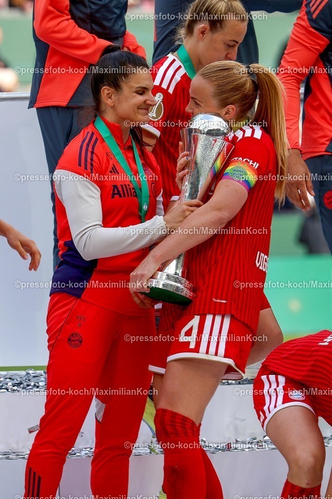 xsscx14052601079 | 2026.05.14, xsscx, Fußball, Finale DFB-Pokal Frauen, VfL Wolfsburg -  FC Bayern München, Saison 2025 2026, Rhein-Energie-Stadion in Köln: Die Mannschaft vom FC Bayern München feiert ihren Sieg im DFB-Pokal Finale mit Jovana Damnjanovic (FC Bayern München #9), Glodis Perla Viggosdottir (FC Bayern München #4) DFB regulations prohibit any use of photographs as image sequences and or quasi-video. Photo: xSandraxScherningxPressefotoKochx