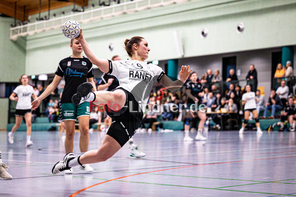BSC Oberhausen gegen TSV Murnau | Bezirksoberliga Handball Frauen 2024/25, BSC Oberhausen gegen TSV Murnau, 20250118,Eva DALLMAYR (BSC Oberhausen 9) in Aktion, Worf aufs Tor,2025-01-18 in Weilheim (Jahnhalle)Eva DALLMAYR (BSC Oberhausen 9)Copyright: WolfgangxLindner foto-lindner.de