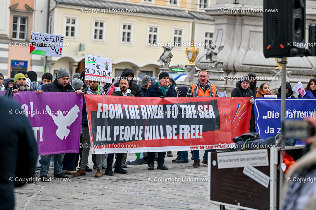 Demonstration Paleastina in Linz_ Pro Gaza_ 14.01.2024-56 | 14.01.2024, Linz, AUT, Demonstration, im Bild Palästina, Palaestina, Gaza, Demoteilnehmer, Teilnehmer, Kundgebung, Plakate, Fahnen, Polizei, Beamte, Polizeifahrzeuge, Einsatzkraefte, Israel, Krieg, Hamas, Geisel, Freiheit, Frieden