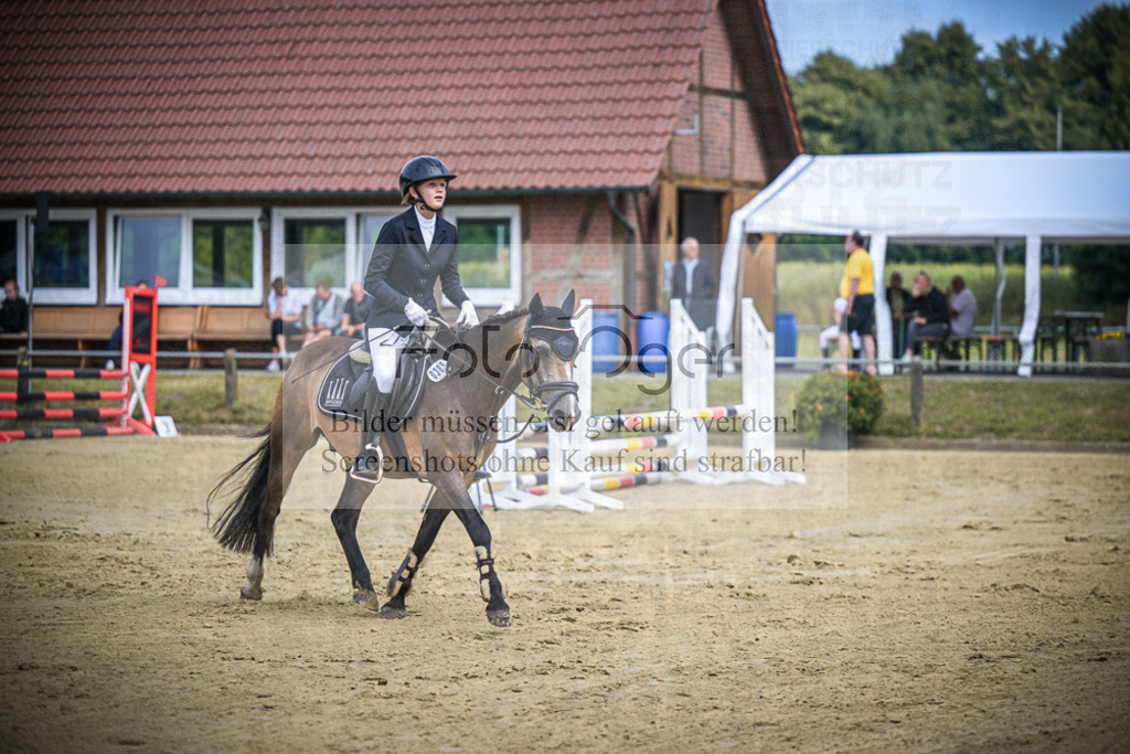 DOS_1982 | Entdecke hochwertige Reitturnierfotos von Foto Oger. Professionell, emotional und authentisch – jetzt Lieblingsmomente im Shop bestellen.Deutschlandweite Turnierfotografie. - Realisiert mit Pictrs.com