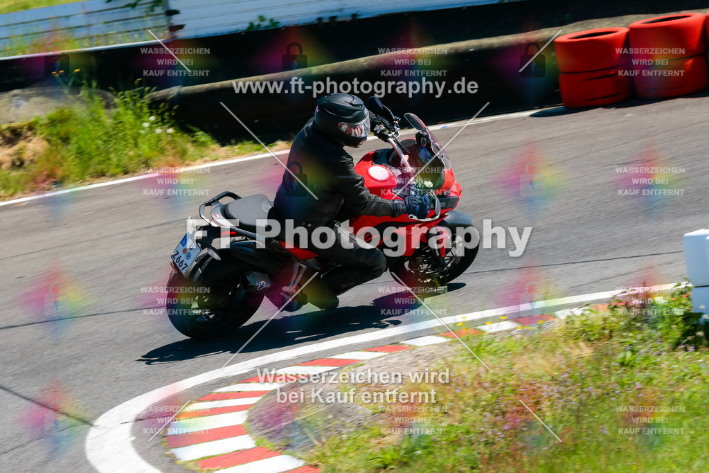 Moto-TeamOBK-22133 | Hier findet Ihr Bilder von Touristenfahrten auf der Nürburgring Nordschleife oder von anderen Veranstaltungen die ich besucht habe. Viel Spass beim Durch Schauen 