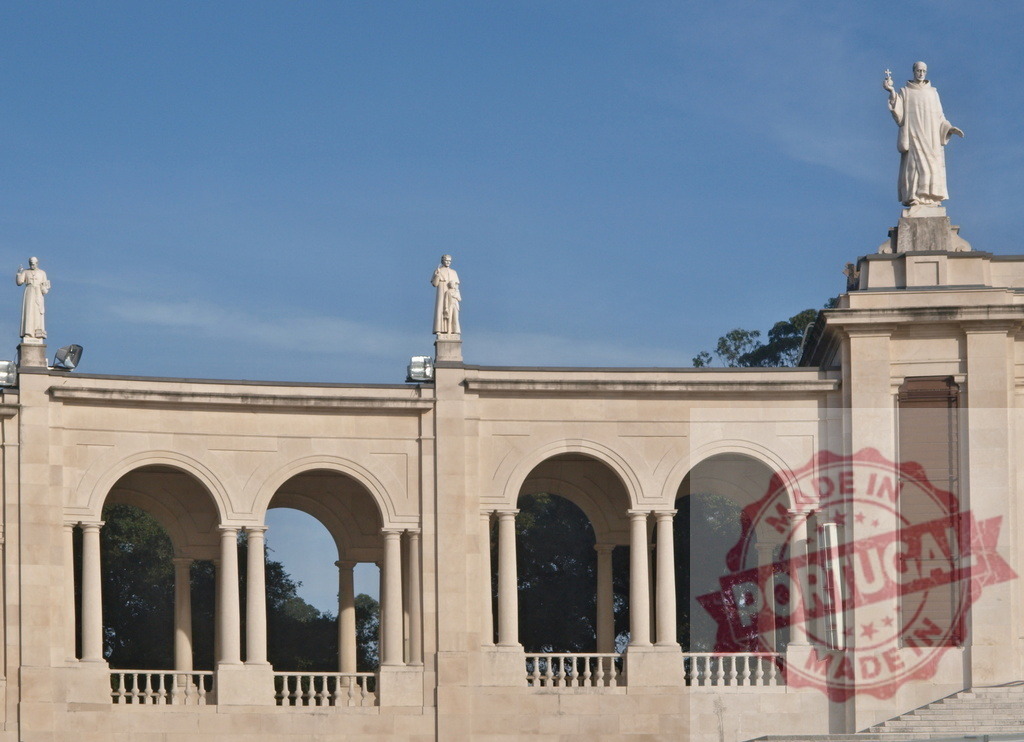 Statues over the Colonnade in Sanctuary of Fatima, Portugal | Statues of saints standing over the colonnade in the Sanctuary of Fatima, a major Catholic pilgrimage site - Realisiert mit Pictrs.com