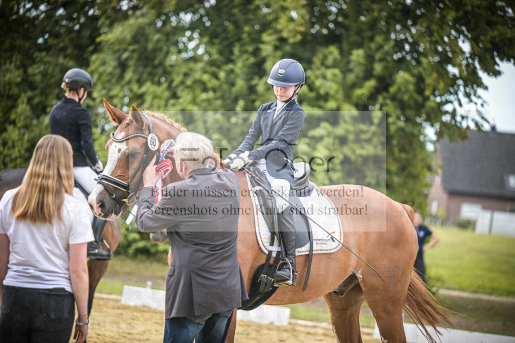 DOS_7518 | Entdecke hochwertige Reitturnierfotos von Foto Oger. Professionell, emotional und authentisch – jetzt Lieblingsmomente im Shop bestellen.Deutschlandweite Turnierfotografie. - Realisiert mit Pictrs.com