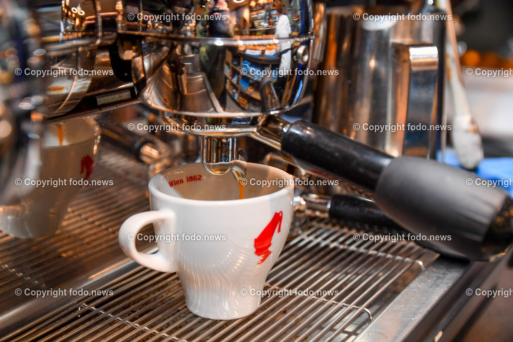 Resch und Frisch_ Coffee to Go_ 09.12.2022-7 | 09.12.2022, Wels, AUT, Resch und Frisch, Coffee to Go, im Bild Zubereitung eines Kaffee mit einer Siebtraegermaschine