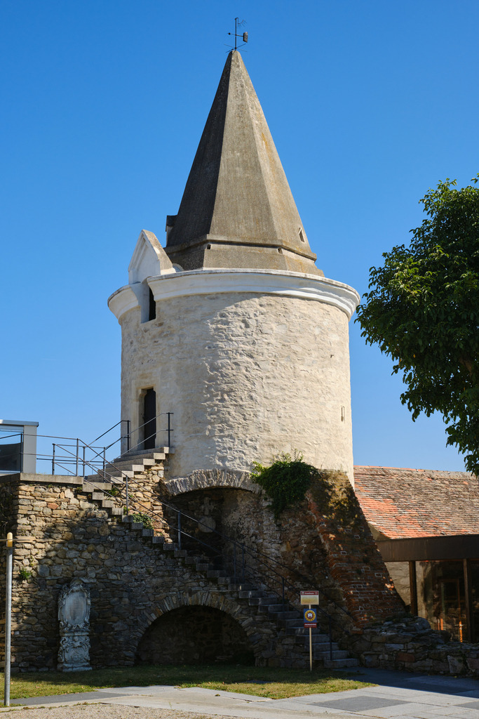 Blick auf den Graselturm in Horn | Horn, Austria - September 17, 2023: Blick auf den Graselturm in Horn. - Realisiert mit Pictrs.com