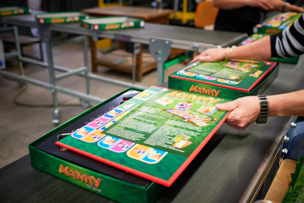 Piatnik Activity auf dem Fliessband zur Befüllung | Wien, Austria - April 07, 2021: Piatnik &amp; Söhne Spieleverlag; Piatnik Activity auf dem Fliessband zur Befüllung. - Realisiert mit Pictrs.com