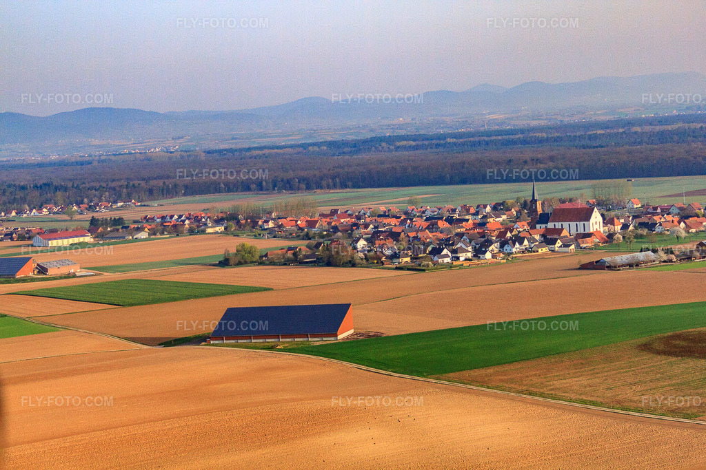 Aerial view: Rue des Violets from the southeast in Schleithal in the state Bas-Rhin, France. – Photo: IMG_63634.jpg taken on 03/30/2014 by Werner Riehm/FLY-FOTO.com – Resolution of the original: 4752 x 3168 px