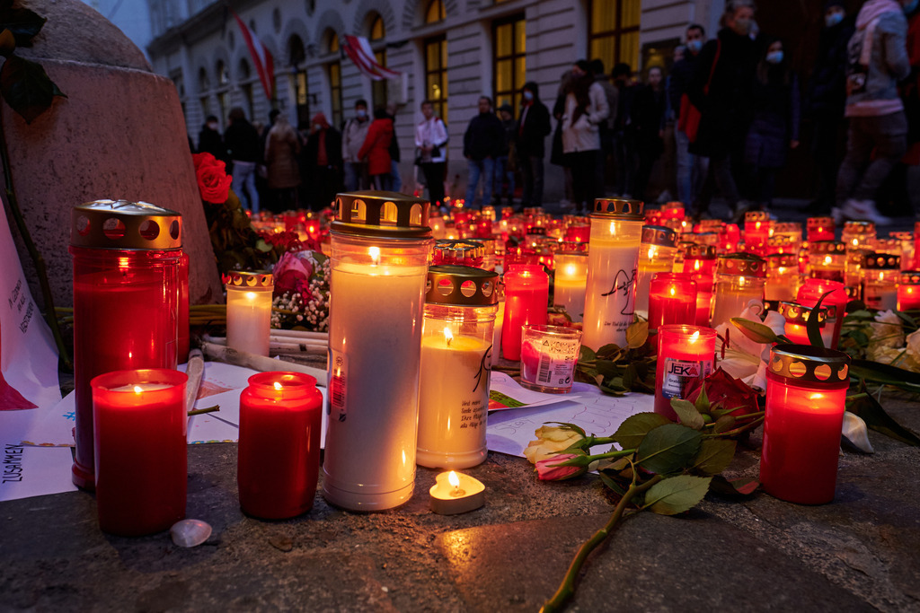 Kerzen und Blumen zum Gedenken | Wien, Austria - November 06, 2020: Gedenken an den Terroranschlag vom 02.11.2020, Kerzen und Blumen zum Gedenken an die Opfer am Abend. - Realisiert mit Pictrs.com