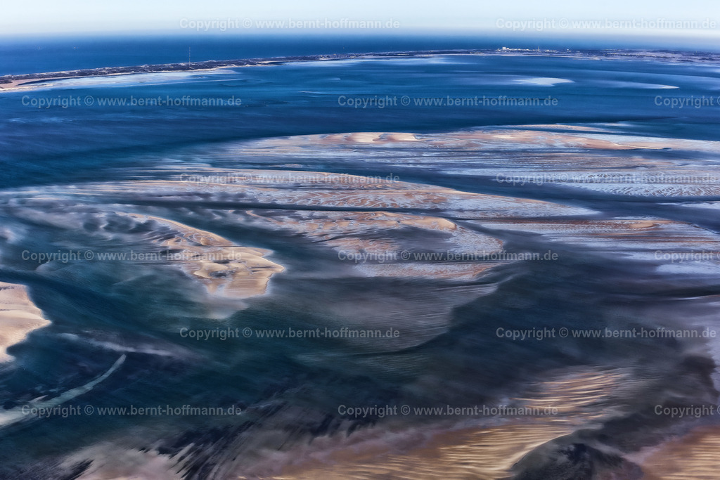 PLB_2429znk1_Watt_Amrum-Nord_90x60 | Luftbild, Wattenmeer nördlich der Insel Amrum, Sandbänke und Priele im Seegebiet zwischen Amrum und Sylt.

Bildanmutung - farbreduziert. - Realisiert mit Pictrs.com