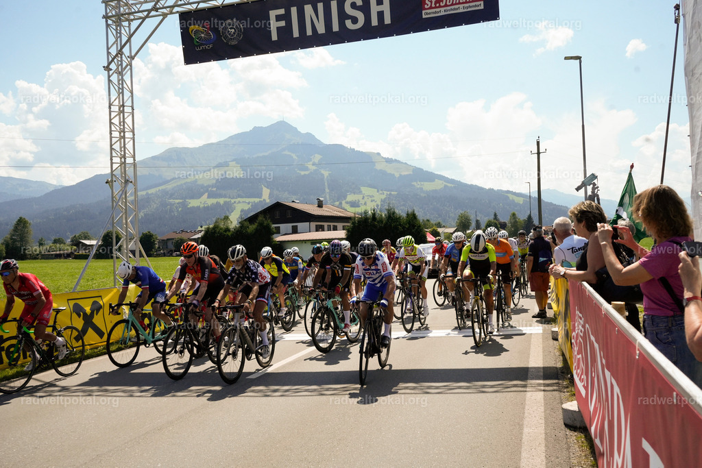 445_20230817_Bewerb_Maenner_Muehlanger | AUT - OESTERREICH, 2023-08-16: SPORT RENNRAD-FAHREN - 55. INTERNATIONALER RADWELTPOKAL IN ST. JOHANN IN TIROL  - Vintage-Radrennen mit WM-Bronze-Medaillen-Siegerin Christina Schweinberger, den Teilnehmer und Alexander Baumann (vom Orginastions-Team) - TAG 2 BEWERB MAENNER IN SECHS GRUPPEN  ; Foto: Roland Muehlanger