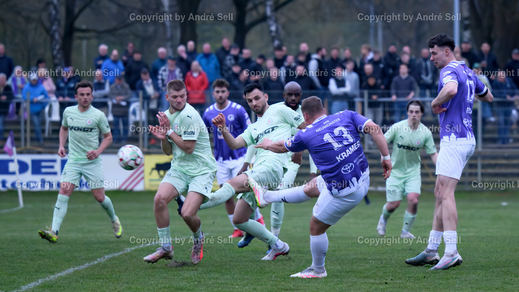 VfR Neumünster (lila) vs PSV Neumünster (grün) | Christopher Kramer (VfR #13 erzielt hier in der 93. Minute das 2-2) &amp; Nick Neca (VfR #17) vs Nils Drauschke (PSV #10) &amp; Geart Latifi (PSV #5) &amp; Grady Zinkondo (PSV #30) / Fußball-Oberliga Männer 2025/2026 / VfR Neumünster (lila) vs PSV Neumünster (grün) / Grümmi-Arena / Neumünster / 15.04.26 - Realisiert mit Pictrs.com