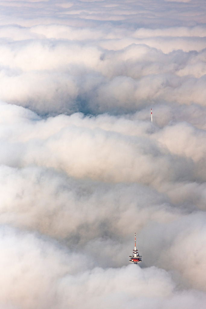 dr__0024007.jpg | BURGSALACH 17.06.2019 Wetterbedingt von einer Wolkenschicht umhülltes Fernmeldeturm- Bauwerk und Fernsehturm in Burgsalach im Bundesland Bayern, Deutschland. Weiterführende Informationen bei: DFMG Deutsche Funkturm GmbH. // Weather-dependent telecommunications tower structure and television tower enveloped by a layer of cloud in Burgsalach in the state Bavaria, Germany. Further information at: DFMG Deutsche Funkturm GmbH. Foto: Daniel Reiter