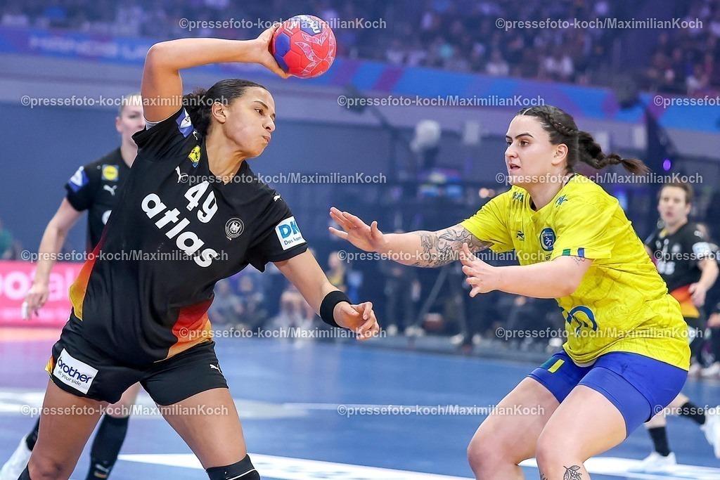 IHF09122501024 | 09.12.2025, Handball WM Frauen, Viertelfinale, Deutschland - Brasilien, 27th IHF Women's Handball World Championship, Westfalenhalle Dortmund: Aimee von Pereira (GER #49) im Zweikampf gegen  Marcela Arounian (Brasilien #36) 