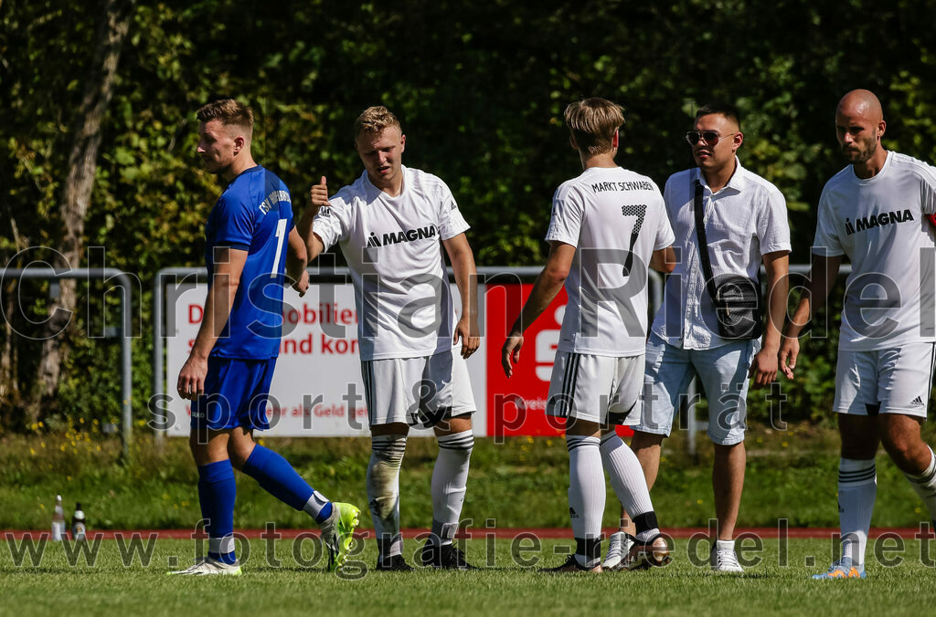 2023-09-02_091_SG_Markt_Schwaben_gegen_TSV_Hohenbrunn | Markt Schwaben, Deutschland, 02.09.2023:
Fußball, Kreisklasse 2023 / 2024, 3. Spieltag, (SG) Markt Schwaben gegen TSV Hohenbrunn, Endergebnis: 2:0

David Fischer (TSV Hohenbrunn, #7), Quirin Lerch (SG Markt Schwaben, #7), Jannis Giannantonio-Tillmann (SG Markt Schwaben, #2)

Foto: Christian Riedel / fotografie-riedel.net