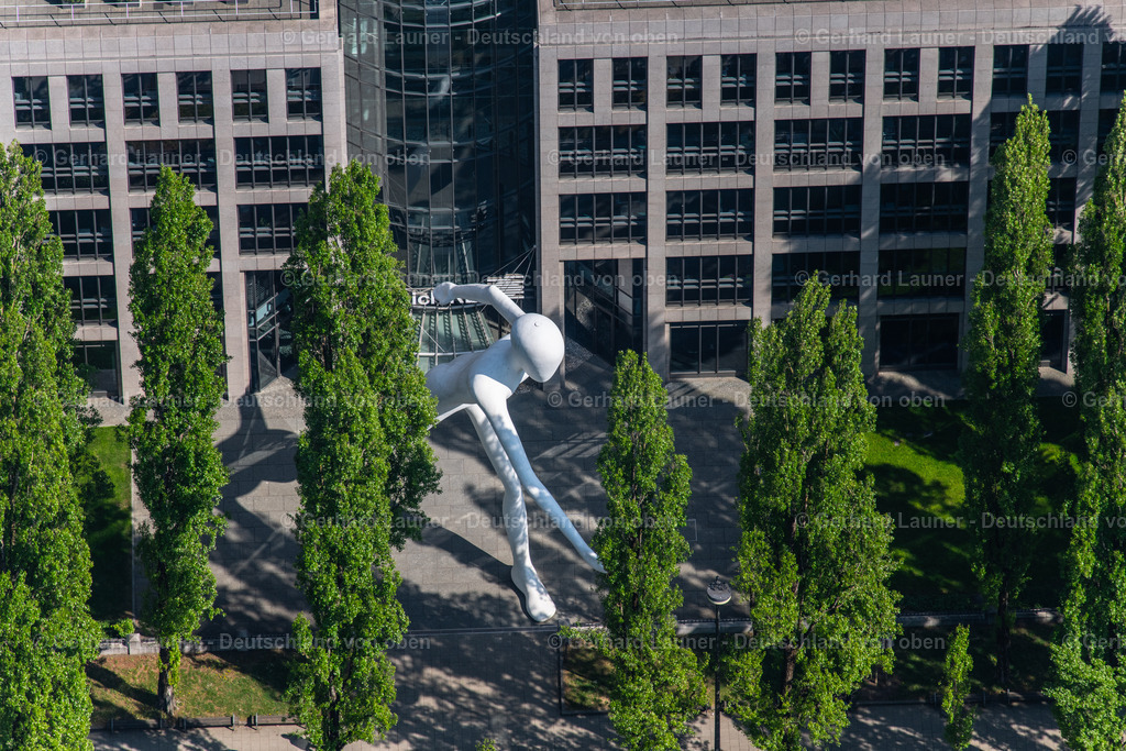 4024900 | Münchner Rück-Stiftung, Walking Man an der Leopold-Strasse, München