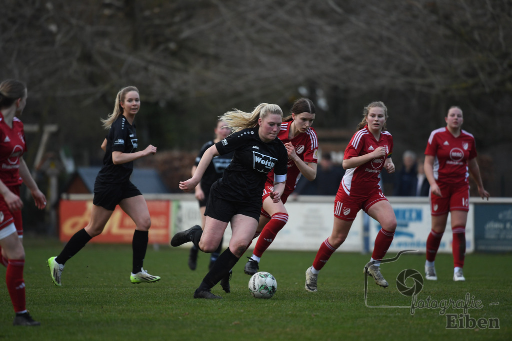 SG am Meer-SpVG Aurich U20 | Bezirksliga Frauen Nord; SG am Meer (schwarz)-SpVG Aurich U20 (rot) am 23.03.2025; in Gristede (Fehrenkampstr. 2a), Photo: Philip Eiben 2025 - Realisiert mit Pictrs.com