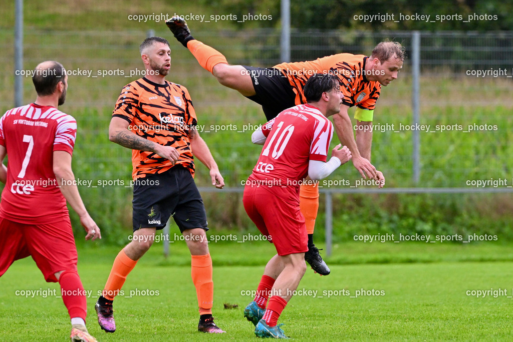 SV Viktoria Viktring vs. FC Mondi Frantschach | #7 Yevhen Sutkovyi SV Viktoria Viktring, #10 Raphael Kassler SV Viktoria Viktring, #20 Roman Klösch FC Frantschach, Flugeinlage, #11 Markus Schmerlaib FC Frantschach, SV Viktoria Viktring vs. FC Mondi Frantschach, SV Viktoria Viktring vs. FC Mondi Frantschach am 02.08.2025 in Klagenfurt (Sportplatz Viktrink), Austria, (Photo by Bernd Stefan)