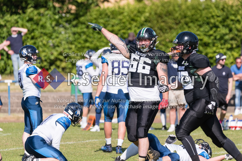 American Football, Saison 2023, Regionalliga Nord, Hamburg Blue Devils - Black Swans, Dr.-Hermann-Schnell-Sportplatz (Hamburg), 03.06.2023, 3. Gameweek | Malte Grote (#56, Black Swans)