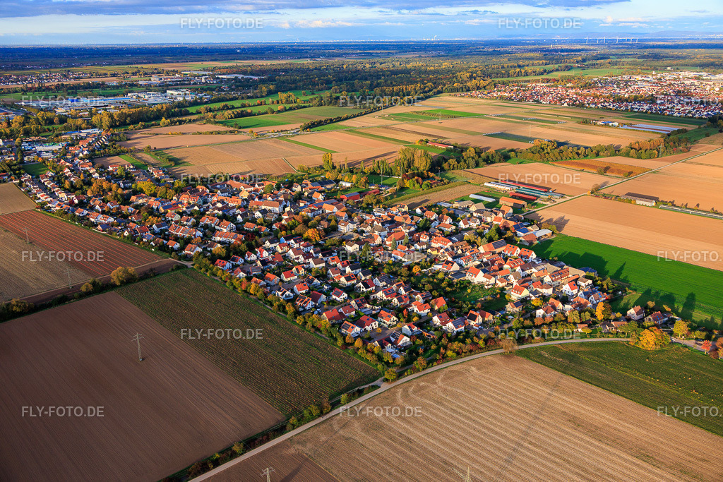 Ortsansicht von Südwesten | Luftbild: Ortsansicht von Südwesten im Ortsteil Mörlheim in Landau im Bundesland Rheinland-Pfalz in Deutschland. Foto: IMG_150288.jpg vom 15.10.2025 durch Werner Riehm/FLY-FOTO.de - Realisiert mit Pictrs.com