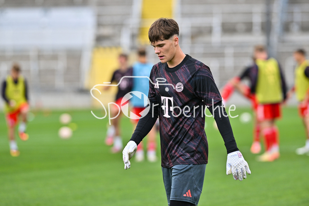 FC Bayern Amateure - FC Würzburger Kickers | im Bild Leon KLANAC (FC Bayern München II #18) beim warmmachen / Einzelfoto / Freisteller / Regionalliga Bayern: FC Bayern Amateure - FC Würzburger Kickers; Grünwalder Stadion am 27.09.2025