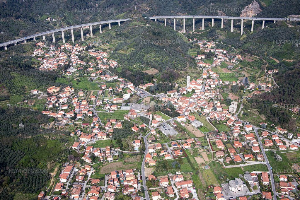 Aerial view: View of the town in Massarosa in the state Lucca, Italy. – Photo: IMG_086975.jpg taken on 04/03/2016 by Werner Riehm/FLY-FOTO.com – Resolution of the original: 5472 x 3648 px