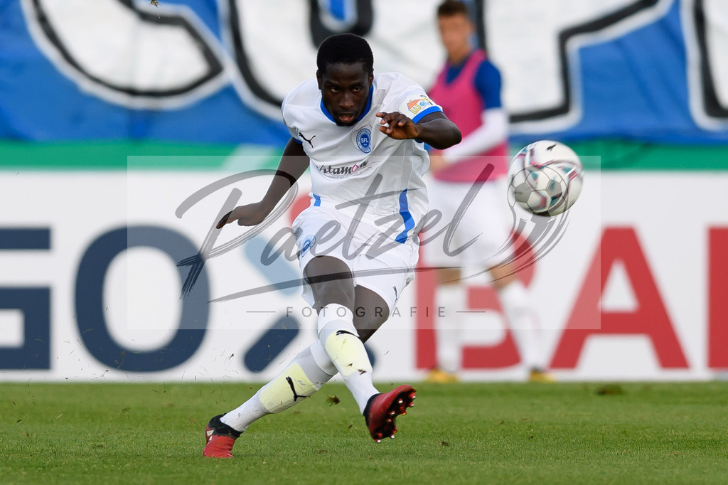 LOTKSC20210809_154 | Fussball, Herren: Komlan Fionouke (Sportfreunde Lotte) in Aktion, am Ball, Einzelaktion beim Spiel der 1. Runde im DFB-Pokal zwischen SF Lotte und Karlsruher SC im Stadion am Lotter Kreuz am 09.08.2021 in Lotte, Deutschland.DFB / DFL REGULATIONS PROHIBIT ANY USE OF PHOTOGRAPHS AS IMAGE SEQUENCES AND/OR QUASI-VIDEO. - Realisiert mit Pictrs.com