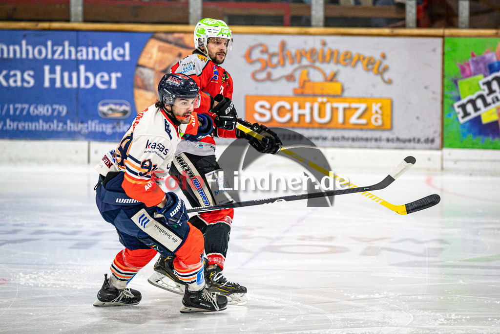 TSV Peißenberg MINERS gegen ESC Kempten SHARKS | Eishockey Bayernliga Herren Pre-Playoffs 2024/25, TSV Peißenberg MINERS gegen ESC Kempten SHARKS, 20250131,Zweikampf zwischen Christopher MITCHELL (SHARKS 94) und Dejan VOGL (MINERS 23),2025-01-31 in Peißenberg (Eisstadion Peißenberg)Christopher MITCHELL (SHARKS 94), Dejan VOGL (MINERS 23)Copyright: WolfgangxLindner foto-lindner.de