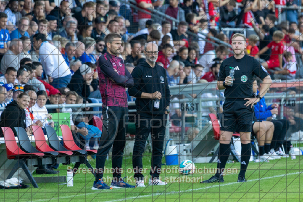 20250729_192453_0033 | #,1.Göppinger SV (rot) vs. SV Stuttgarter Kickers (gelb), Fussball, DB-Regio-WFW-Pokal - wfv, 2.Runde, Saison 2025/2026, Rasensportplatz Stadion SV Göppingen, Hohenstaufenstr. 116, 73033 Göppingen, 29.07.2025 - 19:00 Uhr,Foto: PhotoPeet-Sportfotografie/Peter Harich