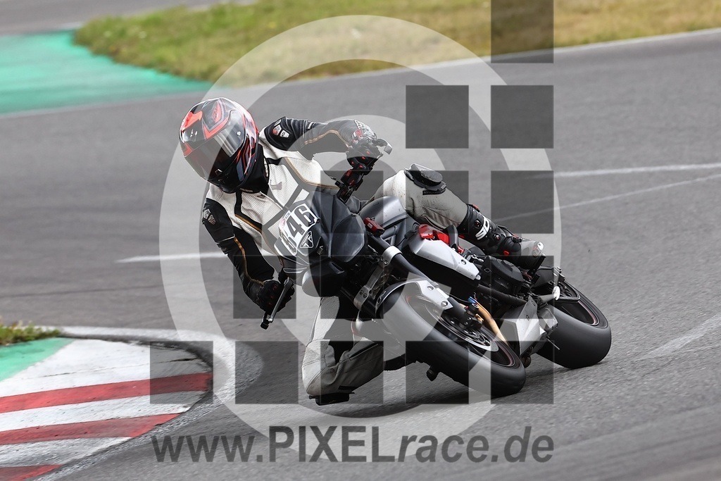 0846-20240912_03667 | Schöne Erinnerungen an spannende Momente - das festzuhalten ist unser Job. PIXELrace.de ist seit 2003 auf den Rennstrecken Europas unterwegs um die Action draußen beim Fahren und die wunderbare Stimmung imm Fahrerlager für euch einzufangen.