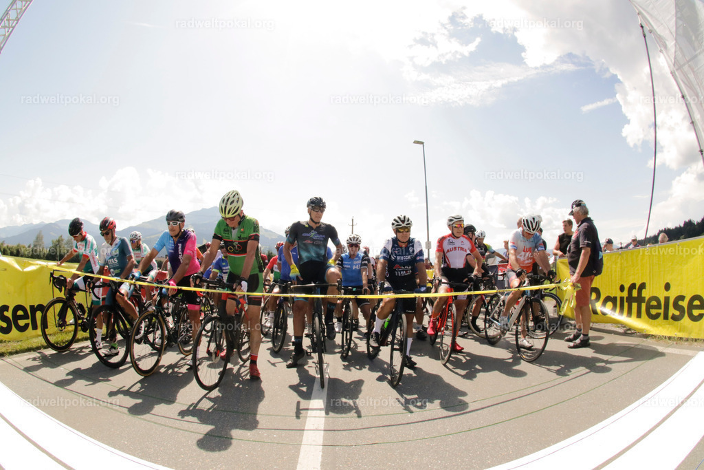 759_20230817_Bewerb_Maenner_Muehlanger | AUT - OESTERREICH, 2023-08-16: SPORT RENNRAD-FAHREN - 55. INTERNATIONALER RADWELTPOKAL IN ST. JOHANN IN TIROL  - Vintage-Radrennen mit WM-Bronze-Medaillen-Siegerin Christina Schweinberger, den Teilnehmer und Alexander Baumann (vom Orginastions-Team) - TAG 2 BEWERB MAENNER IN SECHS GRUPPEN  ; Foto: Roland Muehlanger