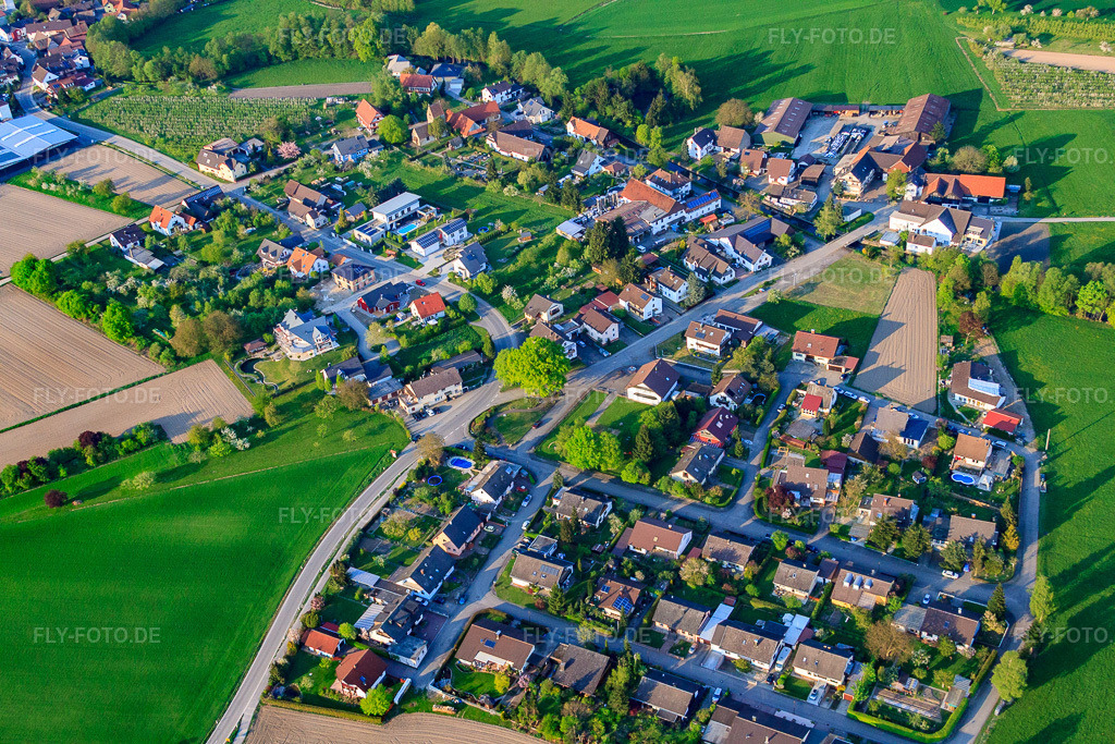 Luftbild: Ortsteil Hausgereut, Rathausstr im Ortsteil Rheinbischofsheim in Rheinau im Bundesland Baden-Württemberg in Deutschland.Foto: IMG_39570.jpg vom 14.04.2011 durch Werner Riehm/FLY-FOTO.deAuflösung des Originals: 4752 x 3168 px
