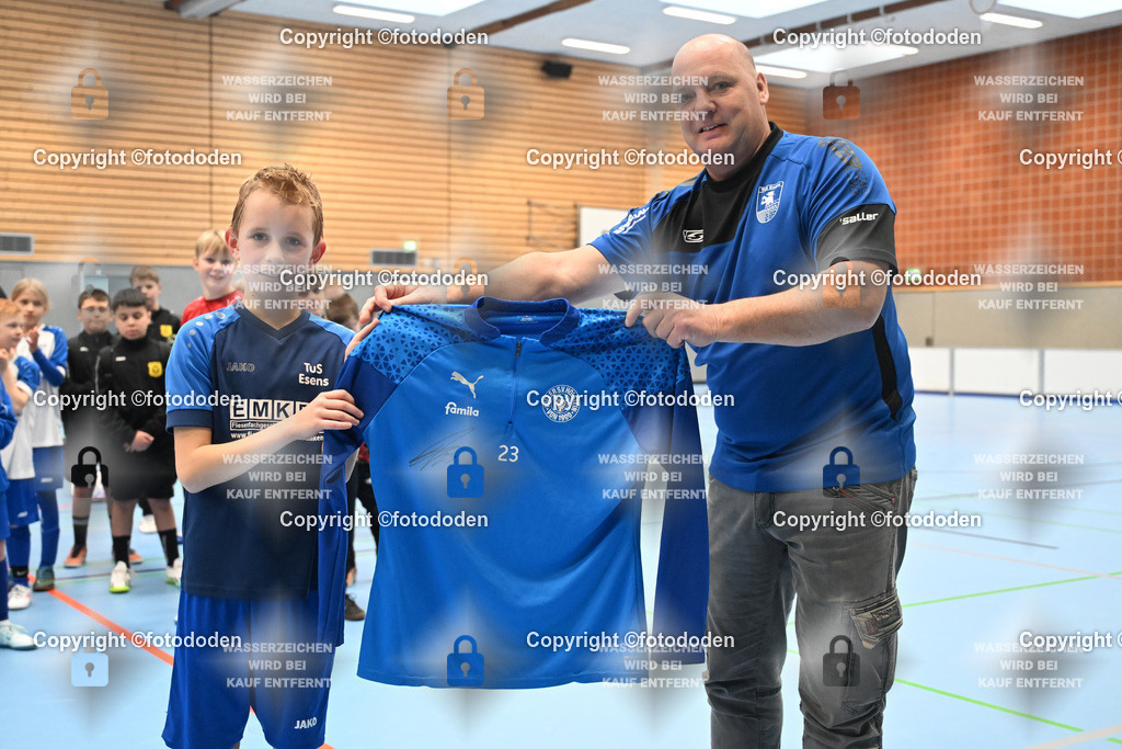 DSC_3708 | E-Jugend, Kmh-Schuss: Tom Schipper (TuS Esens, 74 Kmh)gewinnt ein Trikot mit Unterschrift von Bundesliga Spieler Lasse Rosenboom