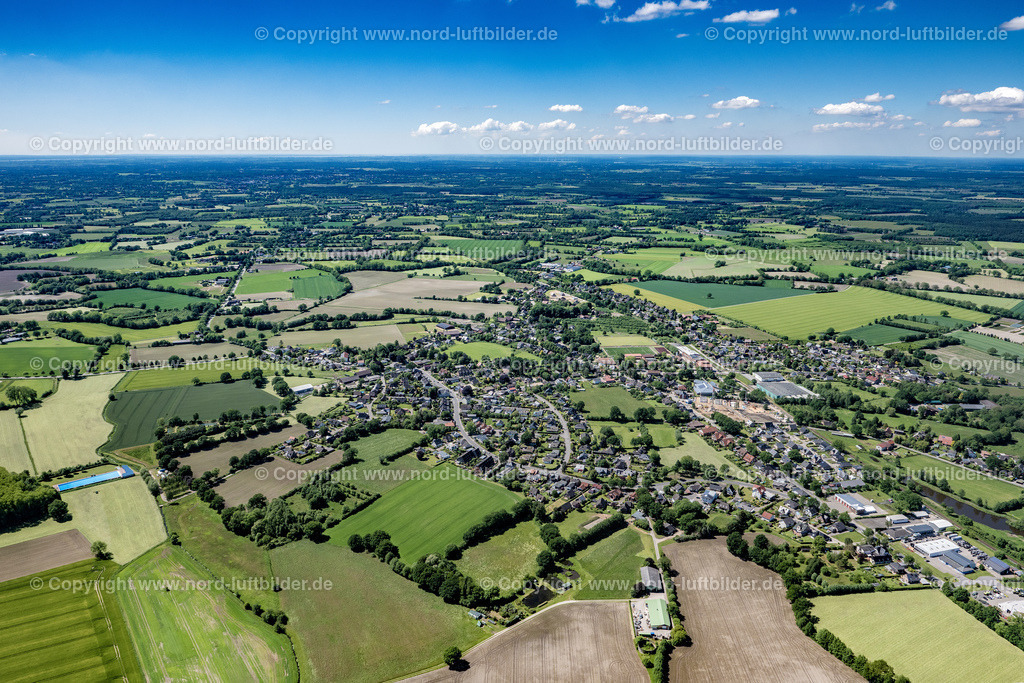 Alveslohe_ELS_7490030622 | ALVESLOHE 03.06.2022 Ortsansicht am Rande von landwirtschaftlichen Feldern und Nutzflächen in Alveslohe im Bundesland Schleswig-Holstein, Deutschland. // Village view on the edge of agricultural fields and land in Alveslohe in the state Schleswig-Holstein, Germany. Foto: Martin Elsen